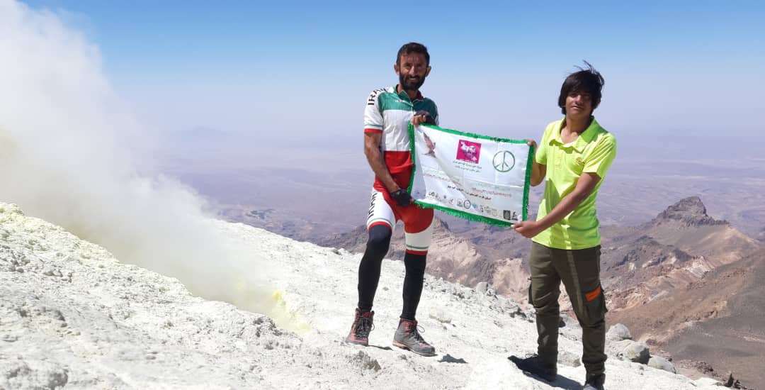 فتح قله تفتان با دوچرخه توسط ورزشکار فارسی
