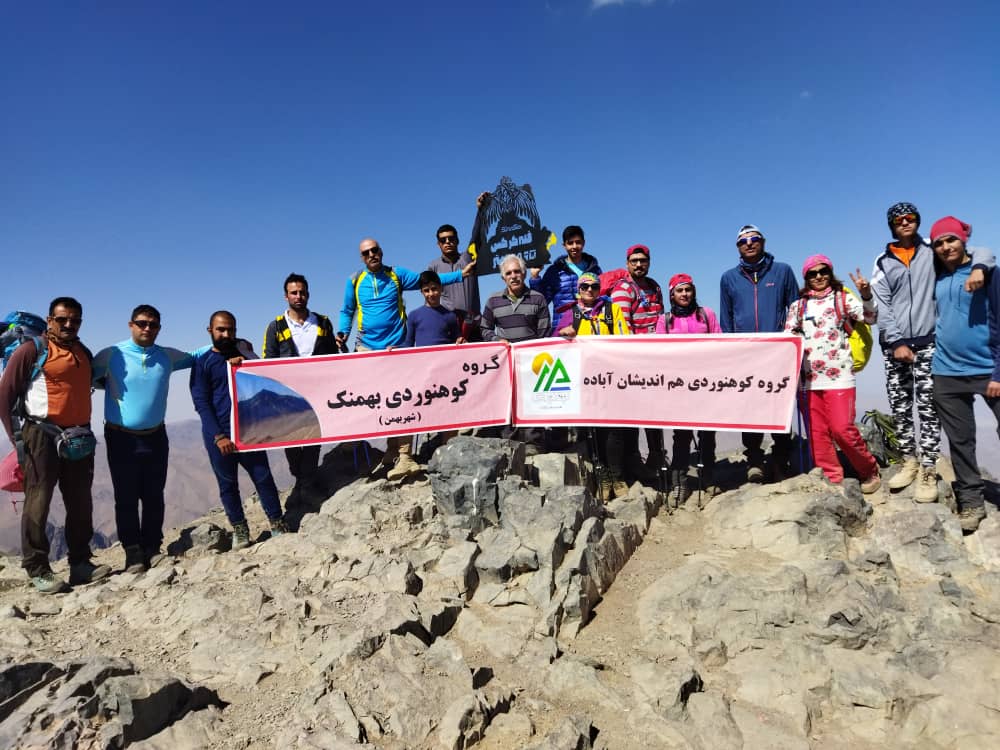 صعود کوهنوردان شمال فارس قله کرکس اصفهان