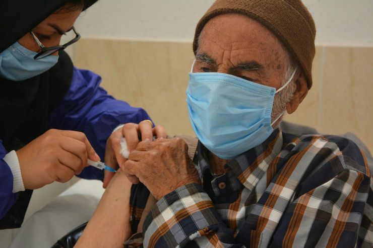 معلولان و سالمندان فارس دوز سوم واکسن کرونا دریافت می‌کنند