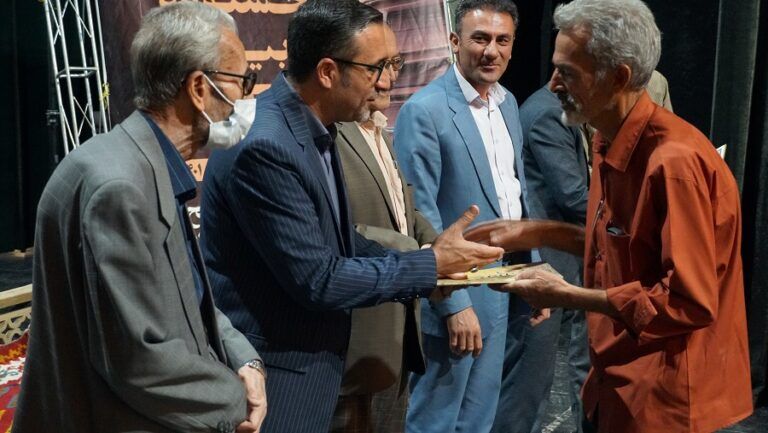 برگزیدگان جشنواره ادبیات بومی مردم استان فارس تجلیل شدند