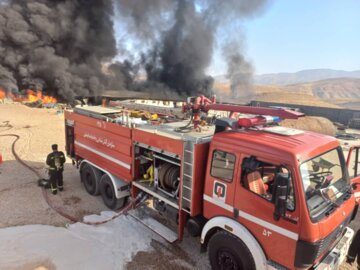 آتش‌سوزی انبار روغن‌خودرو در شیراز با تلاش ۵۰ آتش‌نشان مهار شد