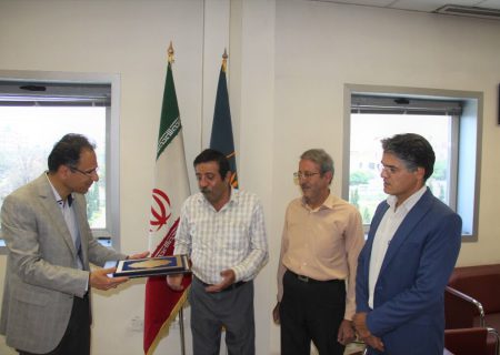 نیک‌اندیش شیرازی ۲۶ کتاب چاپ سنگی به کتابخانه ملی جنوب کشور اهدا کرد