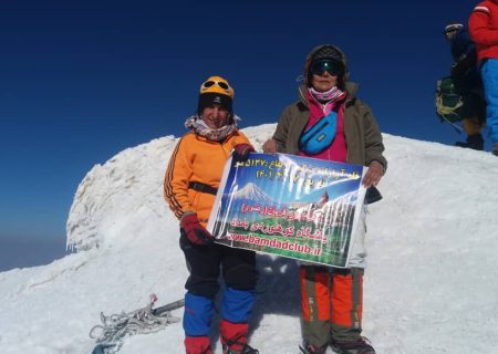 ۲ زن کوهنورد استان فارس قله آرارات را فتح کردند
