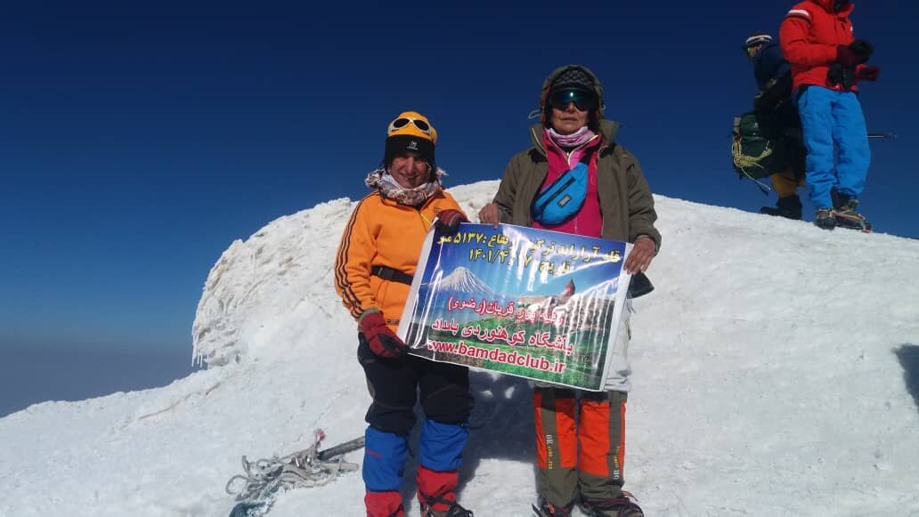 ۲ زن کوهنورد استان فارس قله آرارات را فتح کردند