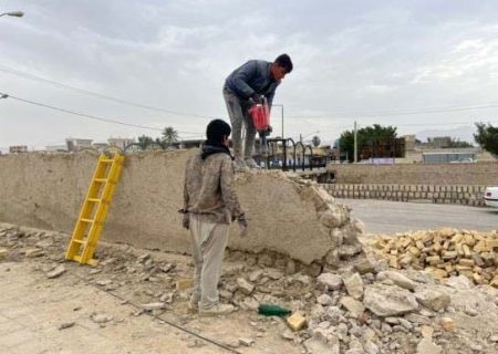 مرمت دیوار محوطه باغ نشاط لار در استان فارس آغاز شد