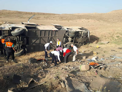 واژگونی اتوبوس در جاده فیروزآباد- کوار ۵ مصدوم داشت
