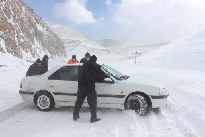 امدادرسانی به ۲۹۵ خودرو در محورهای برف‌گیر فارس