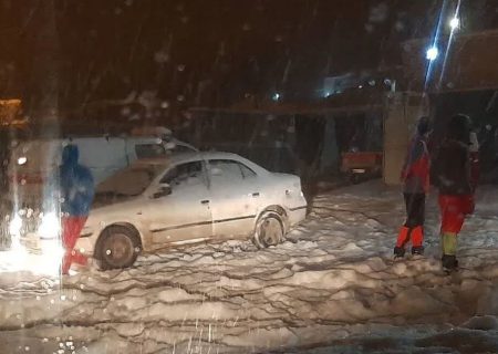 سرنشینان ۶ خودرو گرفتار در برف ایزدخواست فارس نجات یافتند