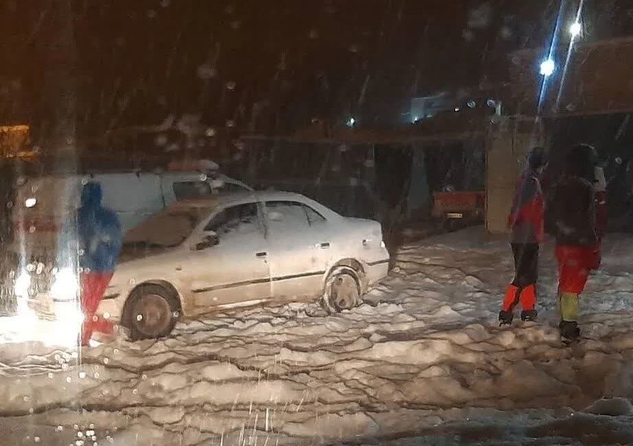 سرنشینان ۶ خودرو گرفتار در برف ایزدخواست فارس نجات یافتند