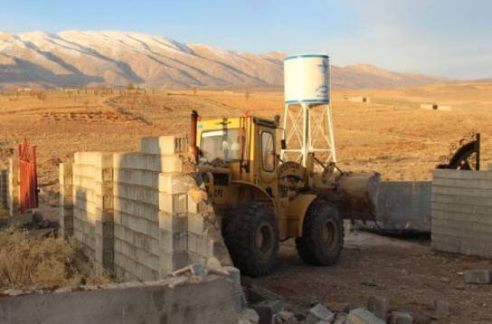 ساخت و ساز غیرمجاز در اراضی ملی سیاخ دارنگون شیراز تخریب شد
