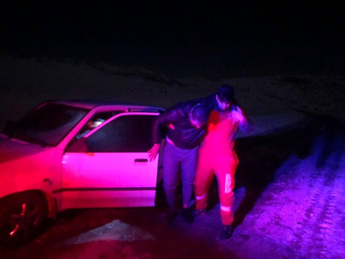نجات ۲ جوان در برف و یخبندان سپیدان فارس