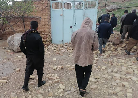 حرکت سنگ سه تنی براثر آذرخش به یک منزل روستایی در استهبان خسارت زد