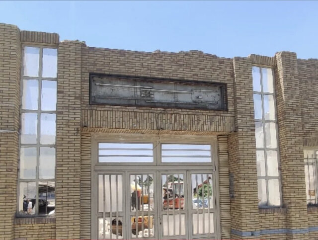 سردرِ «بیمارستان باهنر» با مجوز میراث فرهنگی تخریب شد