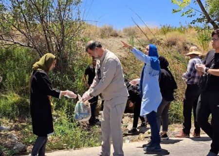 پاک‌سازی حاشیه پارک ملی خبر از زباله با کمک فعالان محیط‌زیست انار