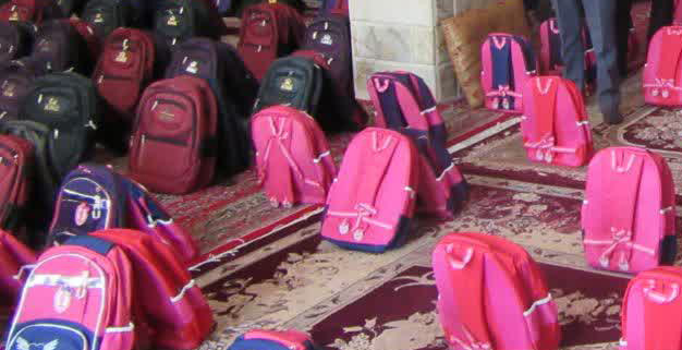 توزیع ۹۶۰ بسته‌ نوشت‌افزار و کیف و کفش بین دانش‌آموزان نیازمند در انار