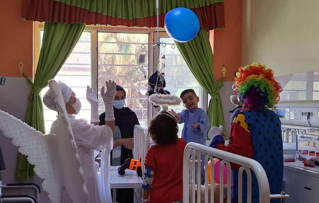 اجرای برنامه‌های شاد برای کودکان در بیمارستان رفسنجان از سوی انجمن آبان انار