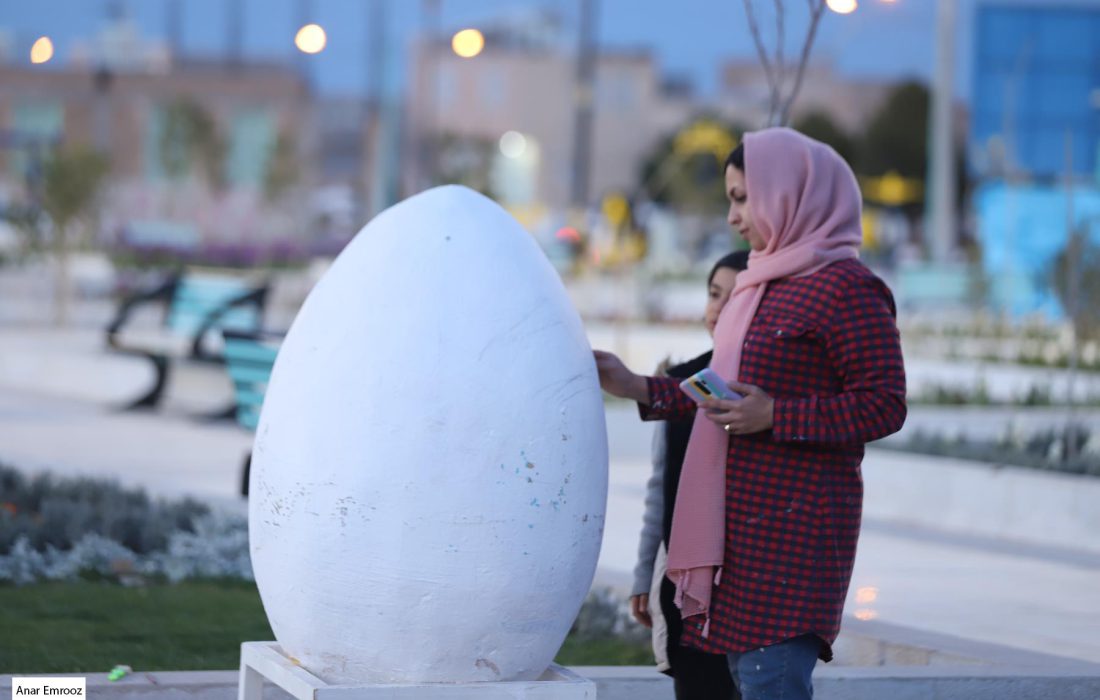 گزارش تصویری آغاز جشنواره «نقاشی روی تخم‌مرغ‌های بزرگ شهری» در انار