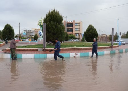 تلاش پرسنل شهرداری انار برای رفع آبگرفتگی معابر شهری